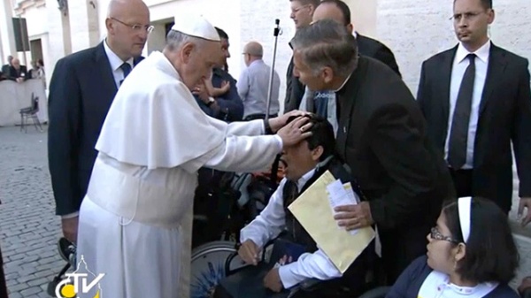 Câmeras do Vaticano registram momento em que Papa teria feito a oração de libertação sobre o enfermo.